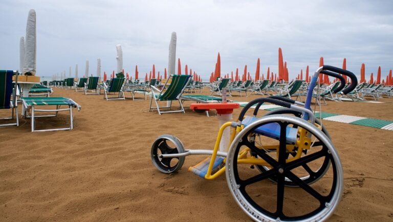 Spiagge per disabili: come rendere la spiaggia accessibile